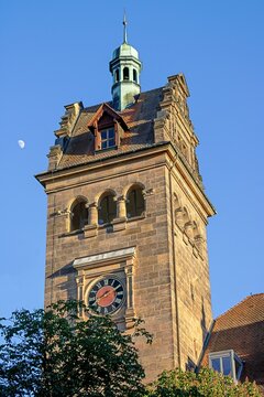 bamberg, deutschland - uhrturm vom oberlandesgericht im abendlicht