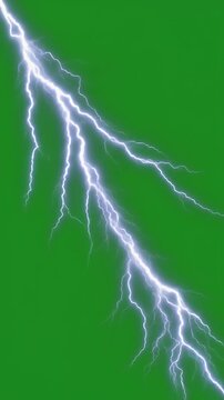 Rayo el&eacute;ctrico intenso cayendo en diagonal con brillantes ramificaciones y destellos sobre fondo verde chroma key uniforme, ideal para efectos visuales, composici&oacute;n VFX y publicidad.