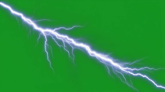 Rayo el&eacute;ctrico intenso cayendo en diagonal con brillantes ramificaciones y destellos sobre fondo verde chroma key uniforme, ideal para efectos visuales, composici&oacute;n VFX y publicidad.