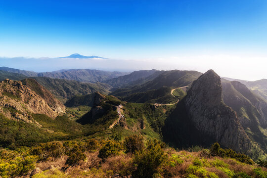 Atemberaubend sch&ouml;ne Landschaft am Roque de Agando auf La Gomera mit Blick auf den Vulkan Teide auf Teneriffa