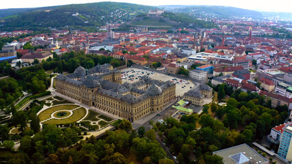 Obraz premium Aerial view of the old town of the city Würzburg in Germany, Bavaria on a late spring afternoon