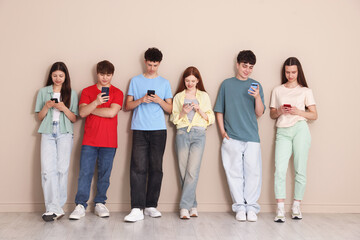 Obraz premium Group of teenagers with different smartphones indoors