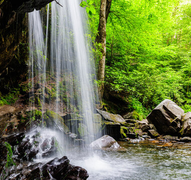 The Trillium Gap Trail Passes Behind Grotto Falls In The Roaring  Fork Nature Area, Great Smoky National Park, Tennessee, USA