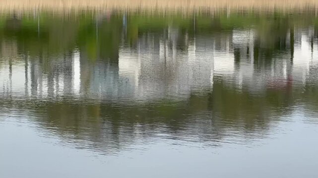 Spiegelung einer wei&szlig;en Villa auf einem See