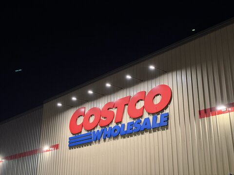 Night view of the Costco store sign - Vue de nuit de l'enseigne des magasins Costco