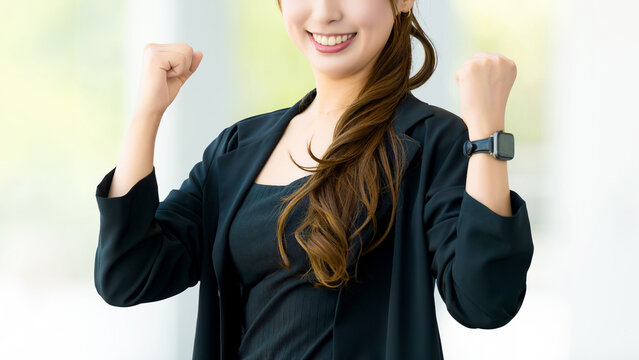 ガッツポーズをする女性・ビジネスウーマン, Businesswoman Making a Fist Pump