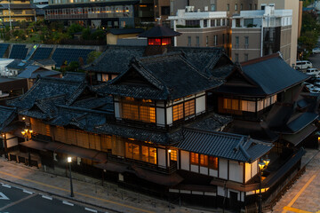 Fototapeta premium 明け方の道後温泉本館 