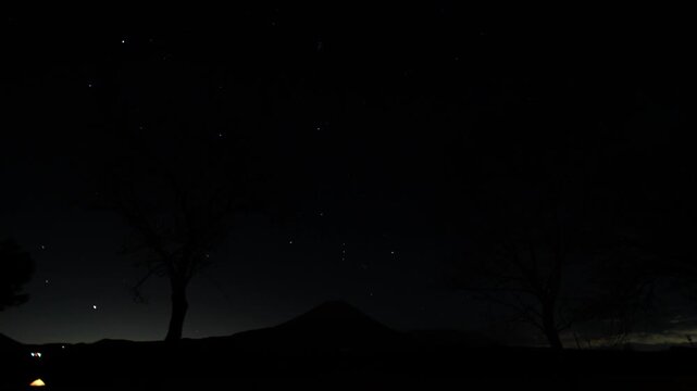 富士山から昇るオリオン座のタイムラプス動画