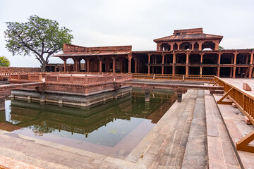 Obraz premium Architectural View of Fatehpur Sikri Royal Complex Featuring Historic Water Reservoir