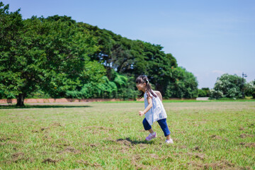 Fototapeta premium 外で走り回る小さな女の子