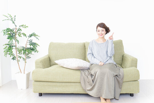家で指差す女性