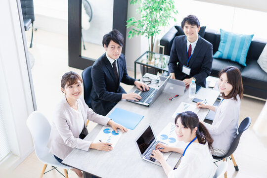 ミーティングをするビジネスパーソン