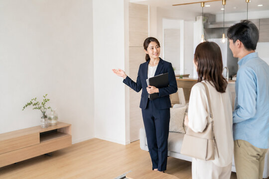 リノベ,リノベーション,リフォーム,住宅リノベーション,中古マンション,中古住宅,住宅購入,住み替え,不動産,内装工事,住宅設計,建築士,設計士,インテリアデザイン,間取り変更,フルリノベーション,スケルトンリフォーム,工務店,リノベ会社,施工管理,現場監督,打ち合わせ,設計図,建築模型,内見,物件探し,日本人夫婦,日本人女性,日本人男性,ファミリー,子育て世帯,リビング,キッチン,ダイニング,無