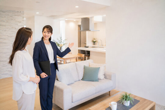 リノベ,リノベーション,リフォーム,住宅リノベーション,中古マンション,中古住宅,住宅購入,住み替え,不動産,内装工事,住宅設計,建築士,設計士,インテリアデザイン,間取り変更,フルリノベーション,スケルトンリフォーム,工務店,リノベ会社,施工管理,現場監督,打ち合わせ,設計図,建築模型,内見,物件探し,日本人夫婦,日本人女性,日本人男性,ファミリー,子育て世帯,リビング,キッチン,ダイニング,無