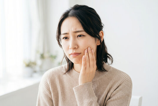 歯の痛みを感じる若い女性 Generative AI