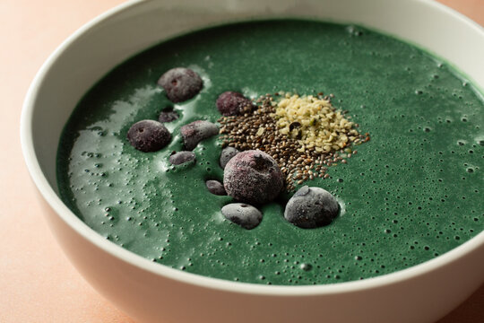 A closeup view of a spirulina smoothie bowl.