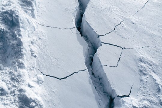 Geometric Cracks in a Fractured Antarctic Ice Sheet Close-Up