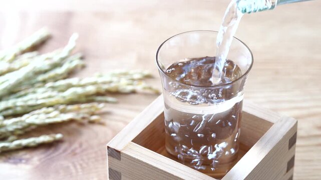 冷酒を注ぐ
