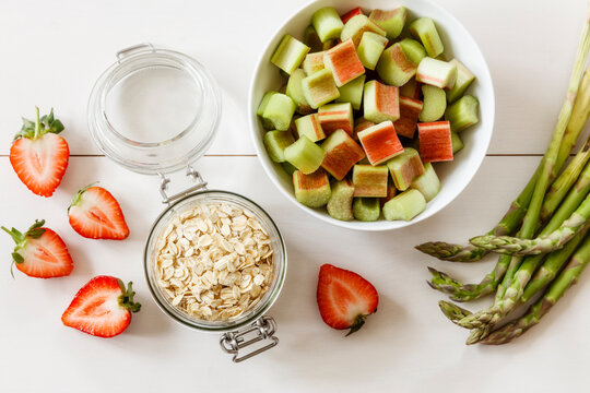 Green asparagus, strawberry, rhubarb and oat flakes
