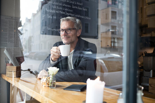Mature man drinking coffee in a cafe