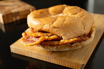 Obraz premium A view of a peameal bacon sandwich.