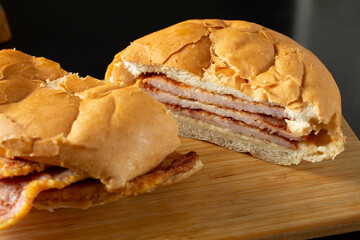 Obraz premium A view of a peameal bacon sandwich.