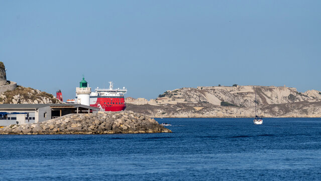 Ferry-boat au large de Marseille longeant les Iles du Frioul