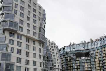 Obraz premium Contemporary apartment complex with unique curved facade