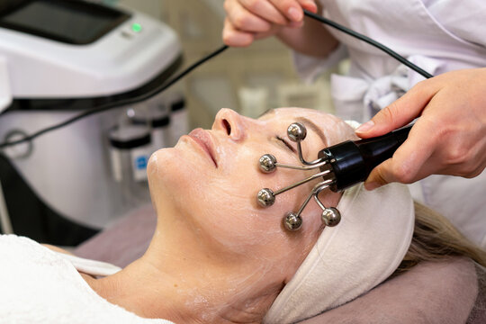 Microcurrent Eye Area Lifting Cosmetic Treatment