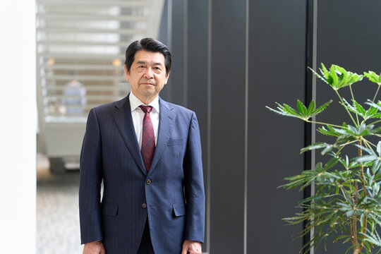 真剣な表情で立つアジア人ビジネスマン
