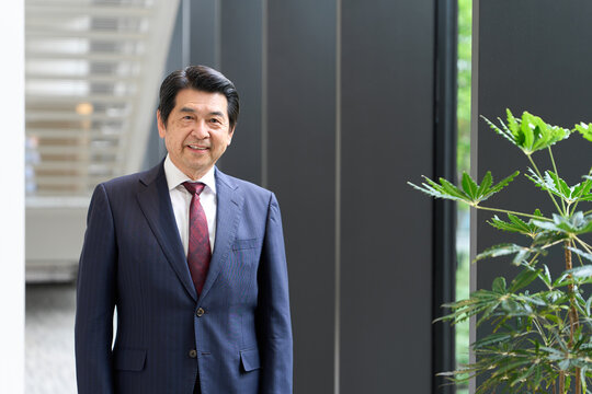 笑顔で立つアジア人ビジネスマン