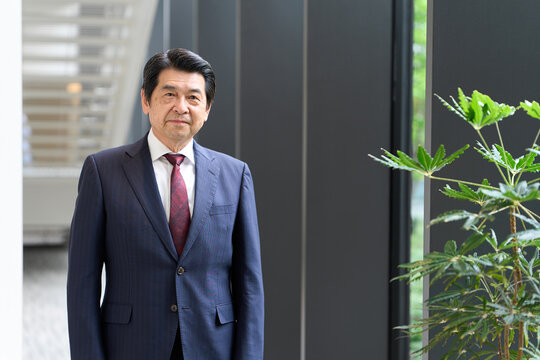 真剣な表情で立つアジア人ビジネスマン