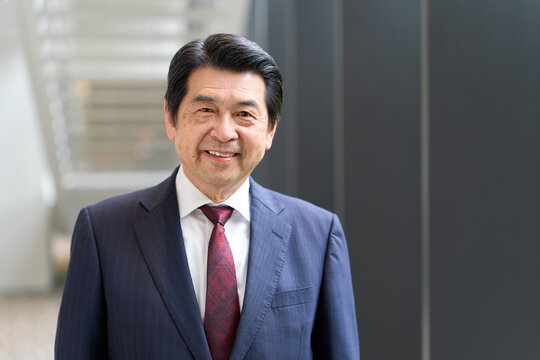 笑顔で立つアジア人ビジネスマン