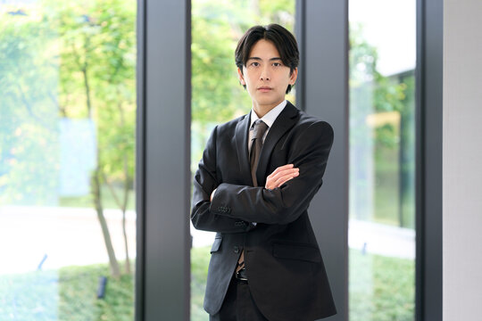 真剣な表情で立つアジア人ビジネスマン
