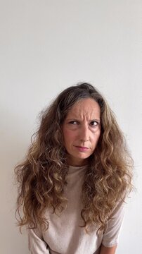C&aacute;mara lenta de mujer blanca de 45 a&ntilde;os con gesto de desconfianza