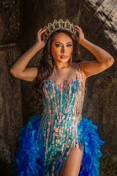 Beauty queen wearing luxury evening gown and crown Reina de belleza con vestido de gala y corona