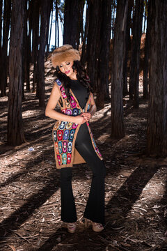 Beautiful Latin woman wearing traditional inspired Andean clothing Retrato femenino con textiles tradicionales andinos