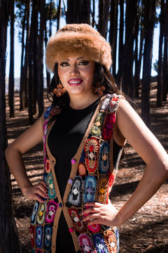 Beautiful Latin woman wearing traditional inspired Andean clothing Retrato femenino con textiles tradicionales andinos