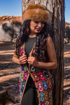 Beautiful Latin woman wearing traditional inspired Andean clothing Retrato femenino con textiles tradicionales andinos