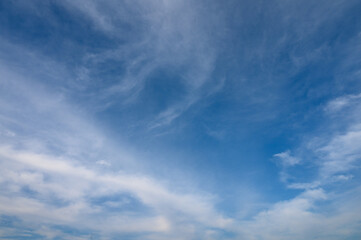 Obraz premium Expansive blue sky adorned with wispy clouds on a tranquil day
