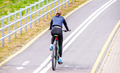 Naklejka premium Cyclist ride on the bike path in the city Park 
