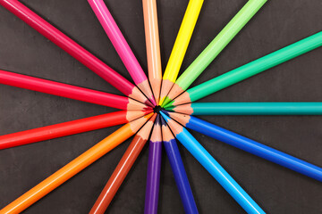 Naklejka premium Colorful Colored Pencils Wheel Circle Arrangement on Blackboard Background