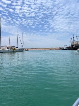 boatsi in a calme Harbor n'y the sea