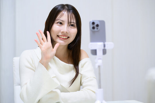 ライブ配信をする日本人女性
