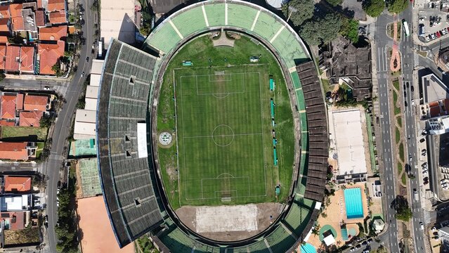 Vista a&eacute;rea do Est&aacute;dio Brinco de Ouro da Princesa, do Guarani, em Campinas, SP, em 02 de junho de 2026, com campo, arquibancadas e cidade ao redor