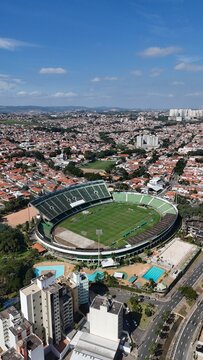 Vista a&eacute;rea do Est&aacute;dio Brinco de Ouro da Princesa, em Campinas, SP, registrada em 10 de junho de 2026, com campo, arquibancadas e cidade ao redor