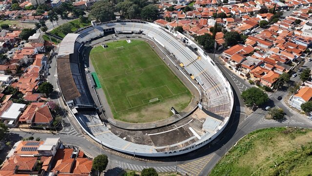 Imagem a&eacute;rea do Est&aacute;dio Mois&eacute;s Lucarelli em Campinas, destacando campo central, arquibancadas, acessos e intensa ocupa&ccedil;&atilde;o urbana, em 10 de julho de 2026.