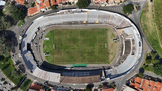 Vista de drone do Est&aacute;dio Mois&eacute;s Lucarelli, da Ponte Preta, em Campinas, SP, em 10 de junho de 2026, com gramado, arquibancadas e regi&atilde;o urbana