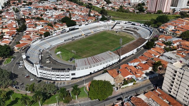 Vista a&eacute;rea do Est&aacute;dio Mois&eacute;s Lucarelli, da Ponte Preta, em Campinas, SP, em 02 de junho de 2026, destacando campo, arquibancadas e bairros ao redor
