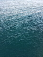 Obraz premium Surface and texture of clear pristine blue turquoise sea water during a hot summer day